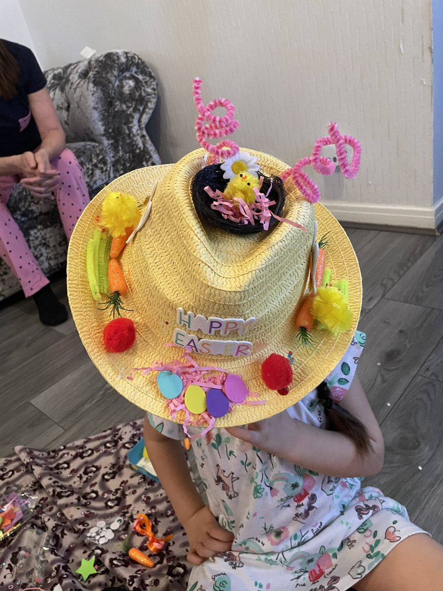 xvic24x's tweet photo. Luna had fun making her Easter bonnet 🐣 @PinehurstP  @LittleAcornsP https://t.co/MCSelXa6BD