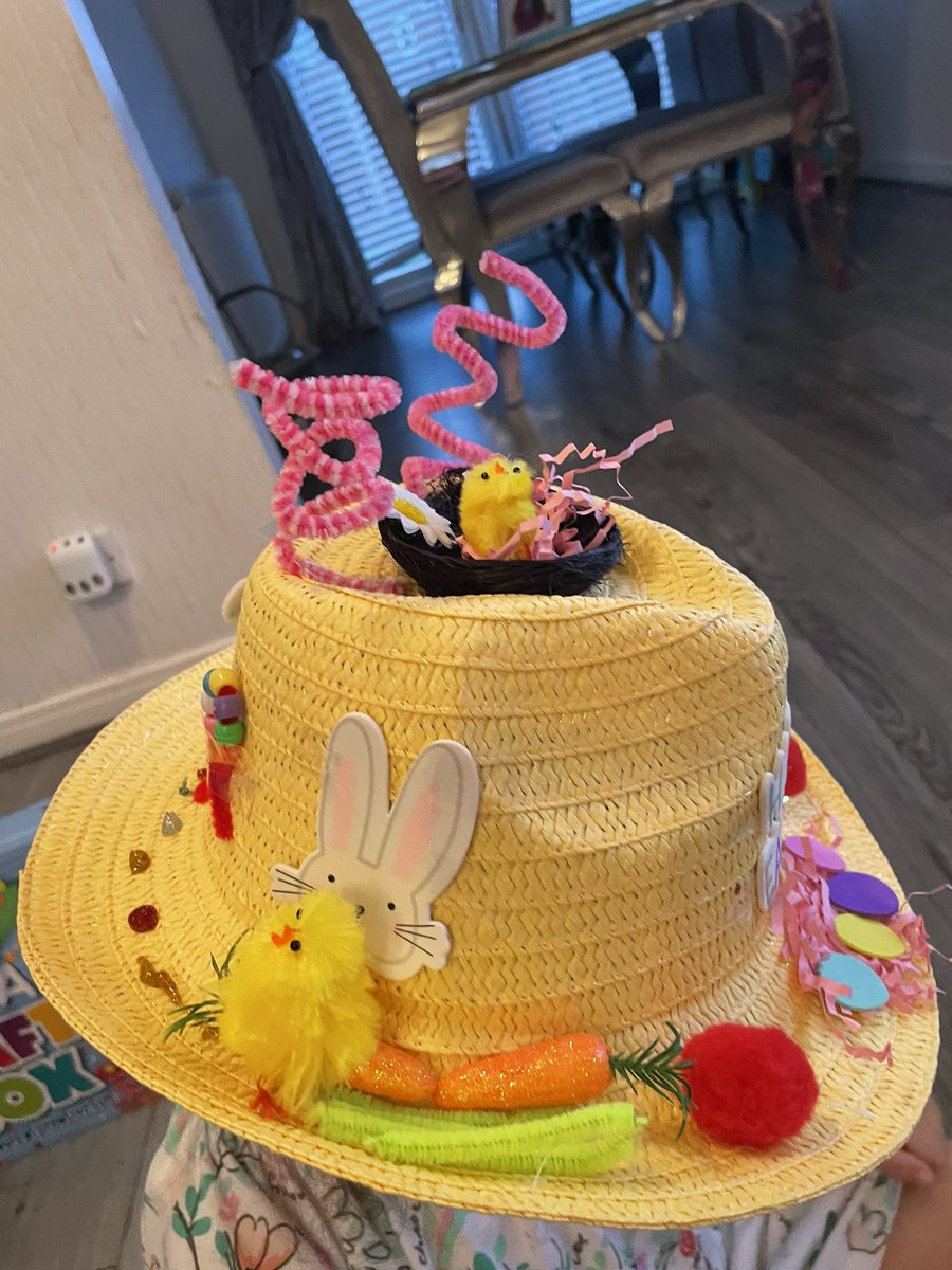 xvic24x's tweet photo. Luna had fun making her Easter bonnet 🐣 @PinehurstP  @LittleAcornsP https://t.co/MCSelXa6BD