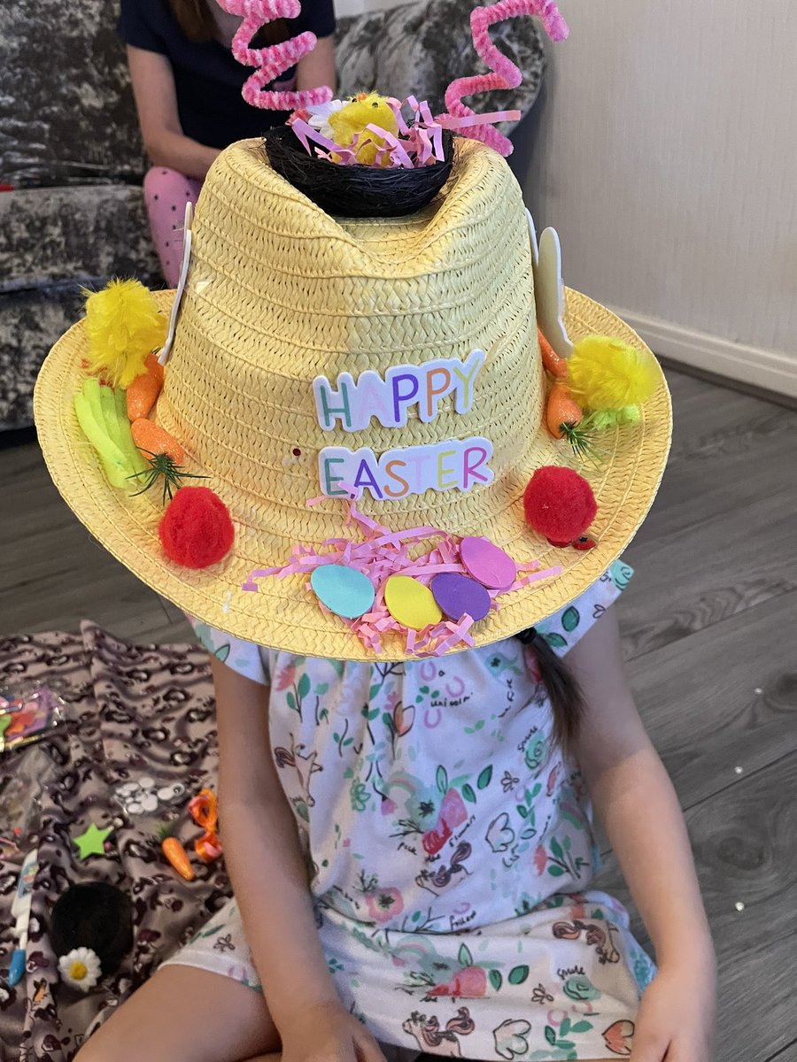xvic24x's tweet photo. Luna had fun making her Easter bonnet 🐣 @PinehurstP  @LittleAcornsP https://t.co/MCSelXa6BD