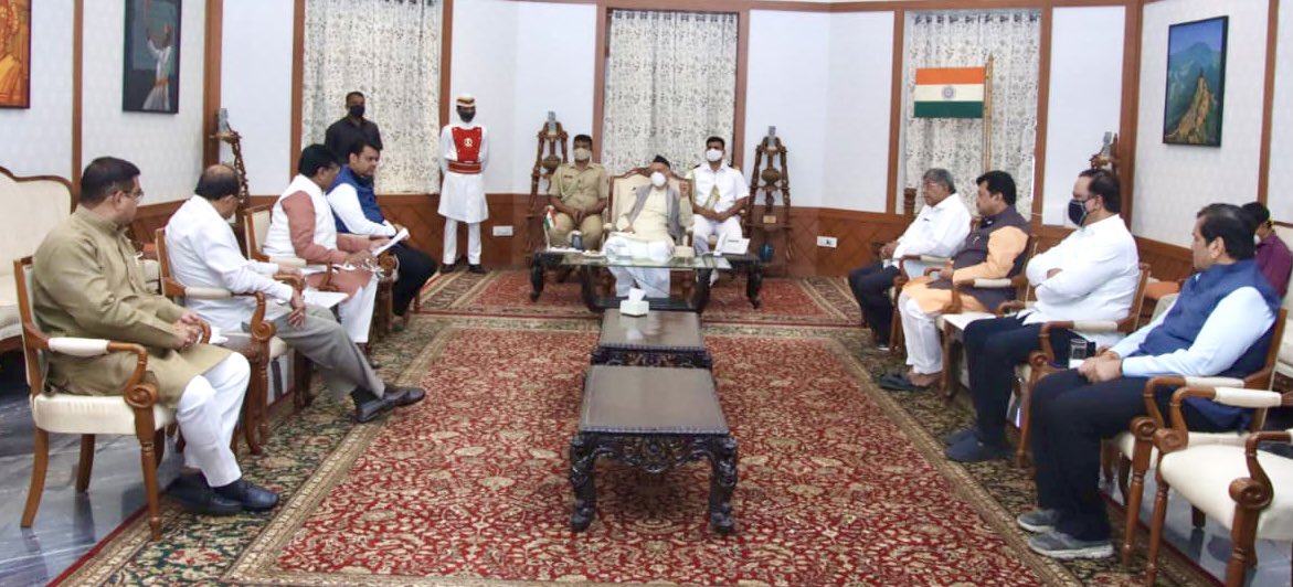 Dev_Fadnavis's tweet photo. Met Maharashtra Governor Hon @BSKoshyari ji with @BJP4Maharashtra President Chandrakantdada Patil, Sudhirbhau Mungantiwar, LoP Pravin Darkar, Radhakrishna Vikhe Patil,Ashish Shelar, Mangal Prabhat Lodha ji, Jaykumar Rawal at RajBhavan, Mumbai to brief on various current issues. https://t.co/ELrZBBuNpT