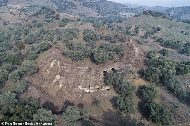 antigua_roma's tweet photo. ¿Es posible hallar en pleno siglo XXI un anfiteatro romano completo totalmente desconocido ahora ahora?

ES POSIBLE y acaba de suceder en Turquía.

#HiloRomano con imágenes del anfiteatro de Mastaura🧵👇🏻 https://t.co/ssnesx26jx