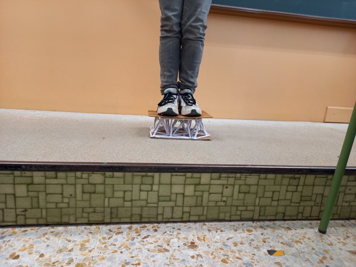 IesRojas's tweet photo. Los alumnos de #Tecnologia de #1ESO están en medio del desarrollo de proyectos sobre #estructuras. Para muestra, un botón. ¿Quién dijo que el papel no era resistente💪🏻💪🏻💪🏻? #ingenieros #superestructuras @educacyl ⚒🛠⚙️🔩 https://t.co/0Uj87v011R