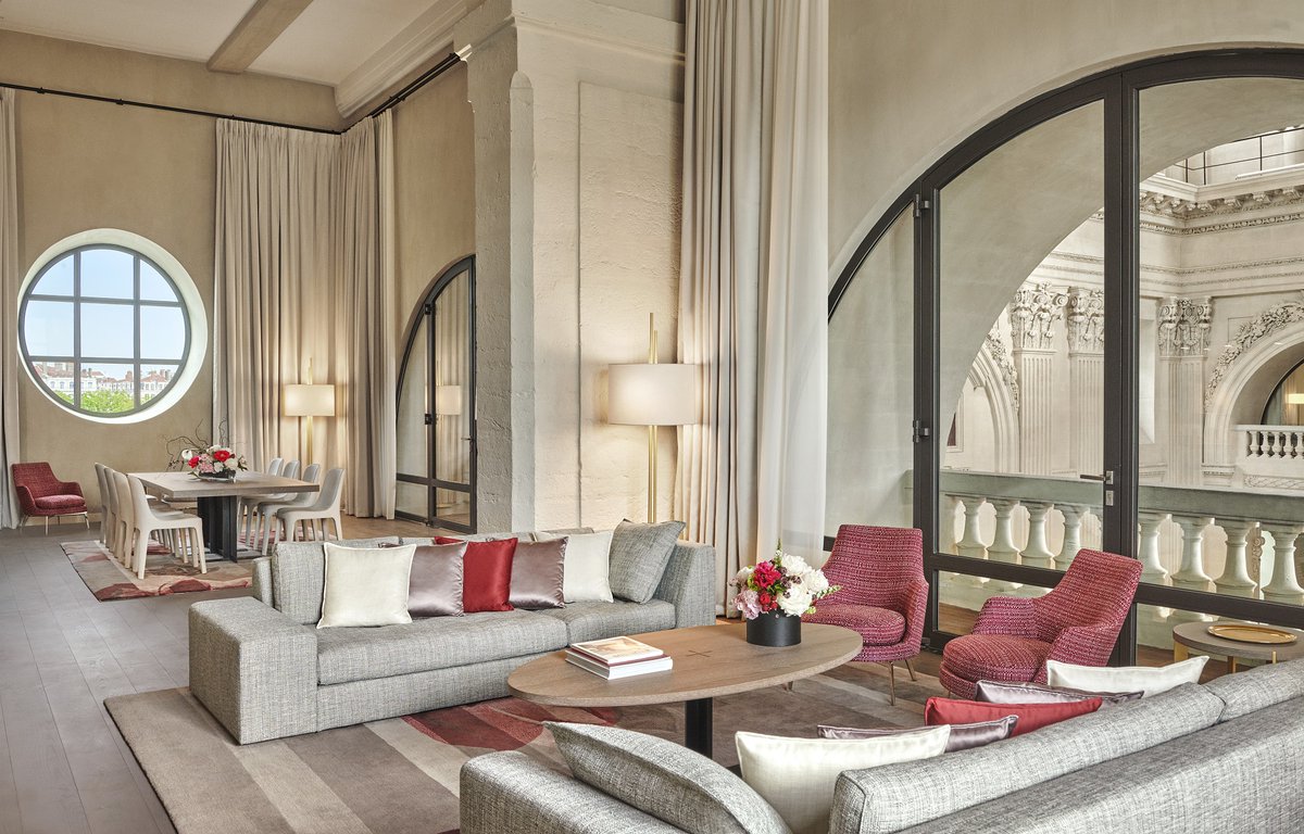 OnlyLyonTourism's tweet photo. L'emblématique @iclyonhoteldieu est candidat au titre de l'hôtel le plus Instagrammable du monde 2021 ! 👏

Pour soutenir et voter pour l'hôtel lyonnais, c'est ici ⬇
https://t.co/QamyIsJ8Kz

#Lyon #ONLYLYON #MostInstagrammableHotel @LuxuryTAmag 

📷 © Studio Jean-Philippe Nuel https://t.co/5HpbEmAzzc