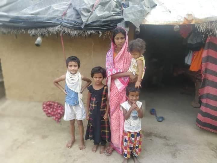 kuldeepsinghpu4's tweet photo. यह है बिहार के बांका जिले के उस दबंग करोड़पति ठाकुर परिवार की फोटो जिसको चना चुराने के झूठे आरोप में पीट-पीटकर मार दिया गया लेकिन ना यह मॉब लिंचिंग है ना देश में संविधान खतरे में आएगा ना इसके लिए देश में प्रोटेस्ट होंगे और ना मोदीजी या राष्ट्रवादी इस  परिवार की आवाज उठायेंगे?? https://t.co/t6S46BWUuS