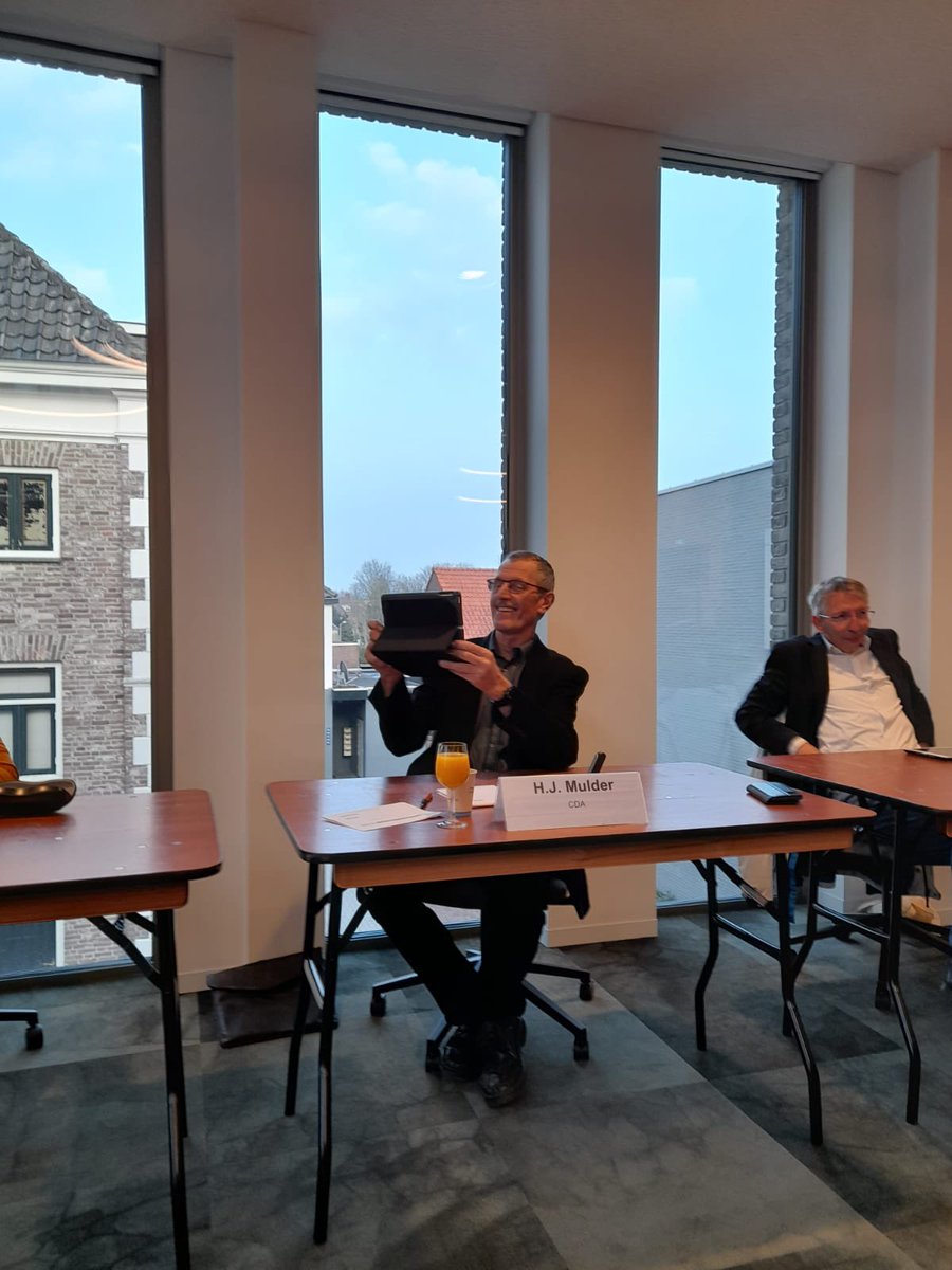 Trotse vader gemeenteraadslid Overbetuwe kijkt toe hoe dochter wordt geïnstalleerd als raadslid voor het CDA