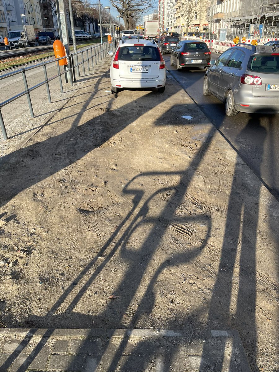kaischneider's tweet photo. @hesselmann Sieht bei uns in Friedrichshain genauso aus. Der „Grünstreifen“ ist nicht mehr! https://t.co/2SDmY0Kdls