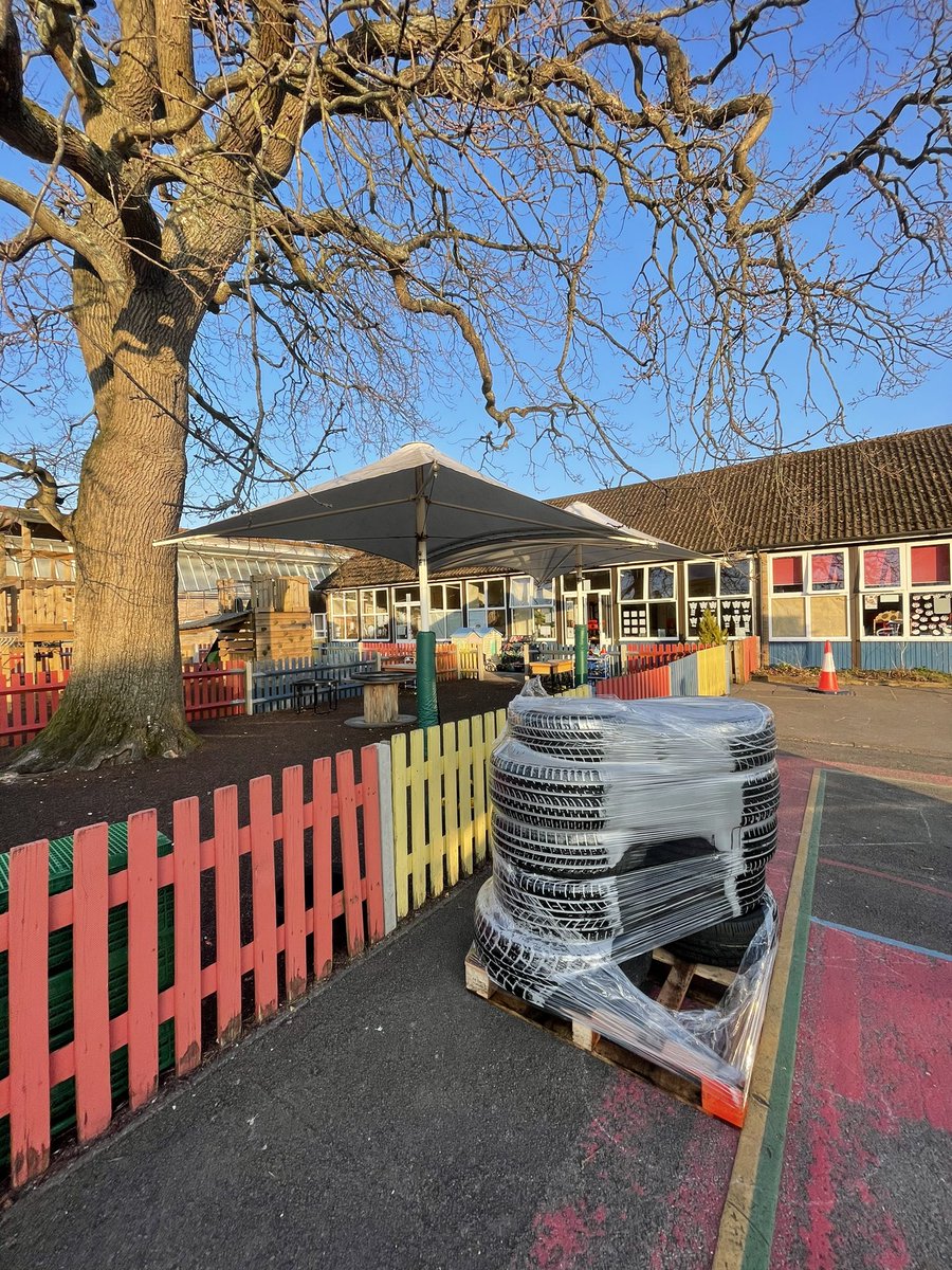 silverlakeautos's tweet photo. Not all part worn tyres end up back on the road. Thrilled to help a local school, yesterday we dropped off 10 cleaned &amp; prepped tyres to the staff at @BotleyPrimaryPE to be used to enhance their play area. 

.
.
.
#partworntyres #localschool #silverlake #recycledmaterials https://t.co/tR0jPH6lHx