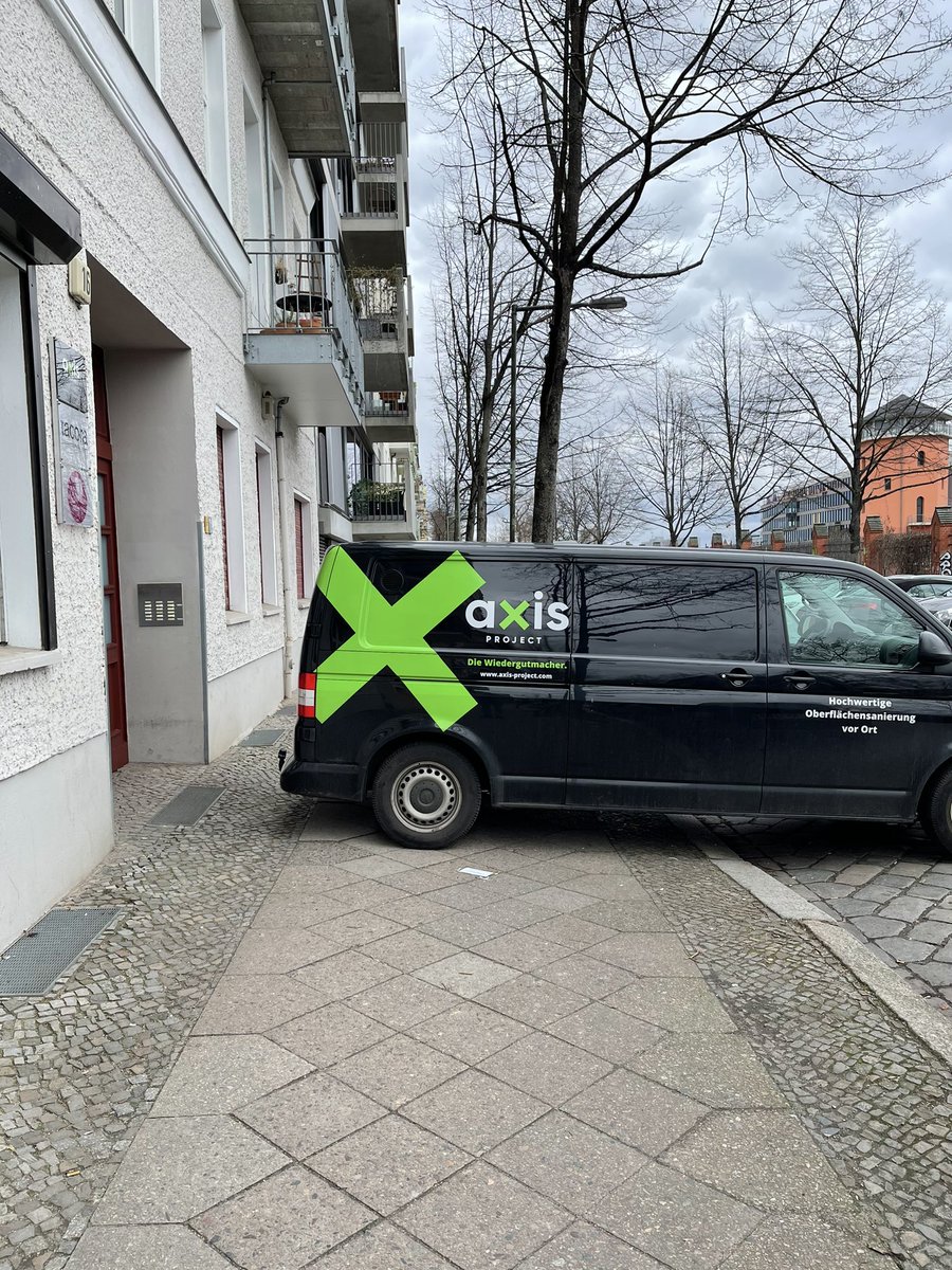 kaischneider's tweet photo. „Ich stelle mein Auto mal mitten auf den Fußweg. Hauptsache ich blockiere niemanden auf der Straße.“ 🤦‍♀️ #Verkehrswende https://t.co/BSAeQXKCWM