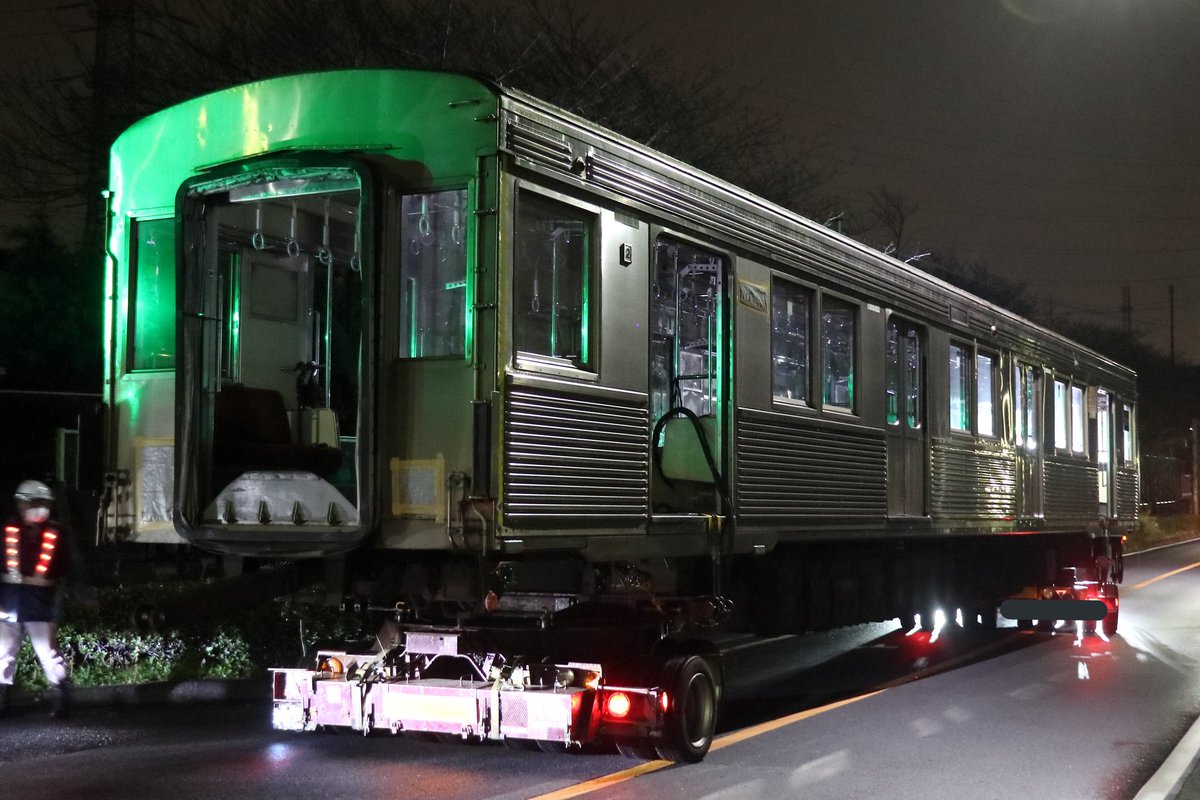 Tokuchan4698606's tweet photo. 2021年3月22日(月)
東急8500系8616F 廃車陸送
第3回目の廃車陸送です。
デハ8616(1号車)・デハ8716(2号車)が搬出されました。
デハ8616(1号車)の先頭部分が通常時より広範囲にわたってブルーシートで覆われていました。
#東急8500系
#8616F https://t.co/4TSMfmNVVQ