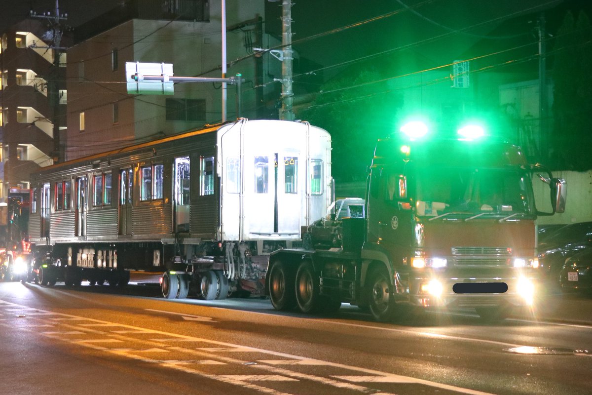 Tokuchan4698606's tweet photo. 2021年3月22日(月)
東急8500系8616F 廃車陸送
第3回目の廃車陸送です。
デハ8616(1号車)・デハ8716(2号車)が搬出されました。
デハ8616(1号車)の先頭部分が通常時より広範囲にわたってブルーシートで覆われていました。
#東急8500系
#8616F https://t.co/4TSMfmNVVQ
