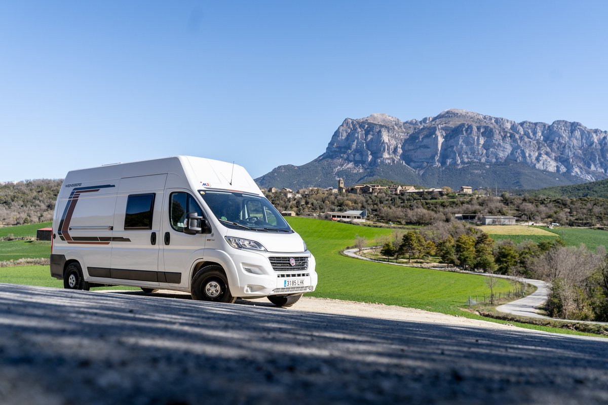 🚐 Imposible no detenerse para disfrutar de esta maravillosa vista de la Peña Montañesa tras el pueblo de el Pueyo de Araguás. 😍 Otro de los lugares a visitar en la ruta de "La Ronda de Ordesa".

Continuamos recorriendo las carreteras del Pirineo Aragonés con <a href="/M3Caravaning/">M3 Caravaning</a>