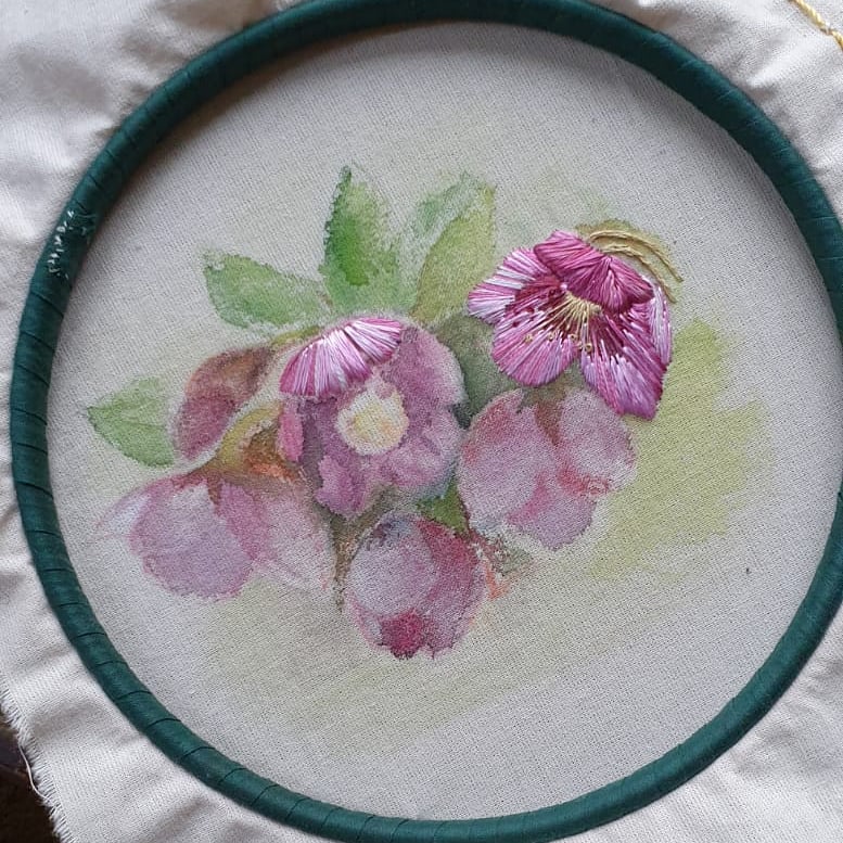 Phoenixtextile's tweet photo. Robertta is working on this beautiful, delicate, seasonal embroidery of hellebores from her garden.
@RoberttaMcPher1 #hellebores #embroidery #handstich #silkshading #gardenflowers #traditionalskills https://t.co/4f2X4ReE9X