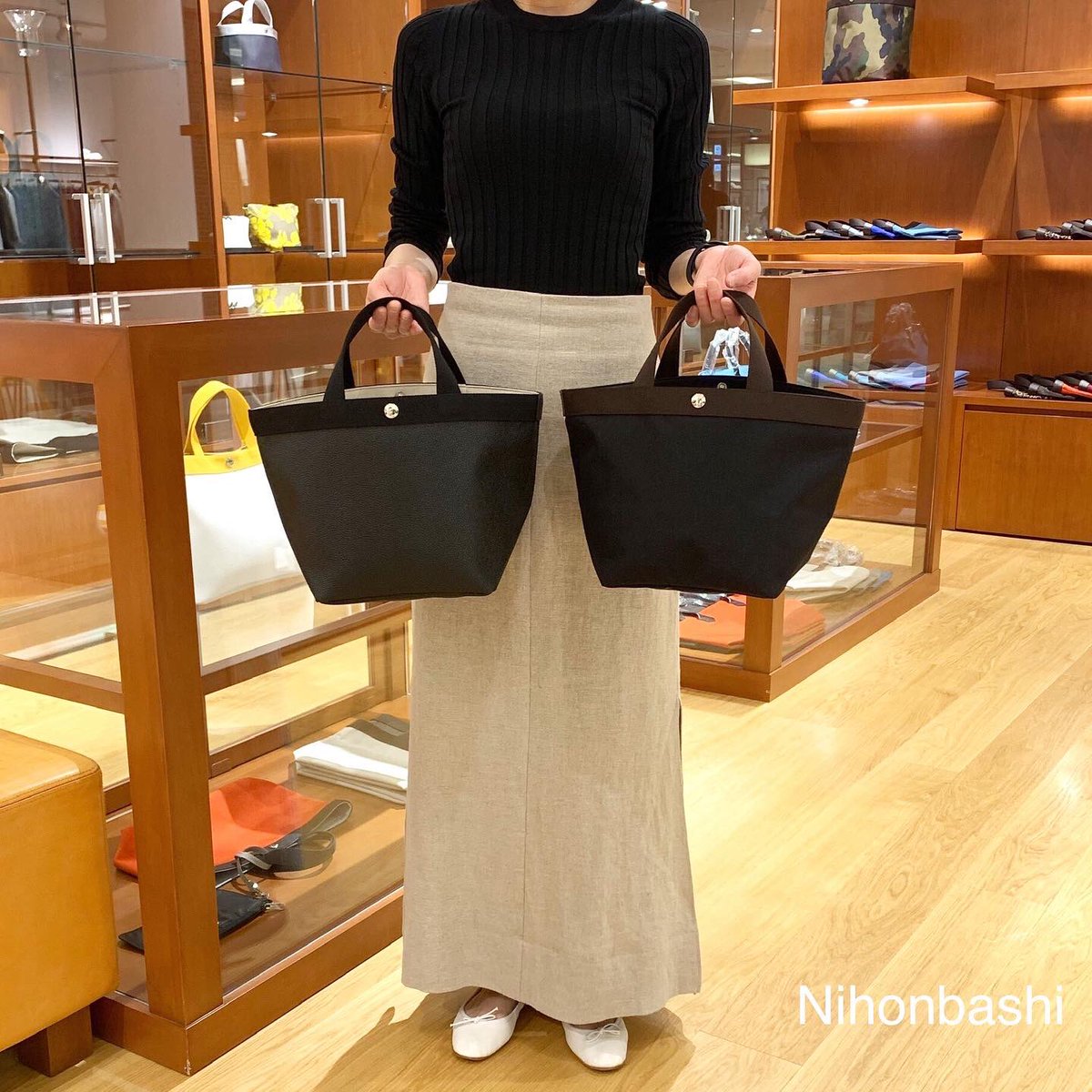 Herve_Chapelier's tweet photo. 【日本橋】
2021.3.24(Wed)☀️
ベーシックで人気のノワール❤︎
再入荷致しました🇫🇷
⬅️#707GP ノワール×ノワール
➡️#707C  ノワール×モカ
☎️03-6225-2842
代引き配送も承ります🚛💨
🌿お知らせ🕊
本日3/24(水)〜31(水)まで
🎁タカシマヤカード会員様
ポイントプラスキャンペーンを開催🎉 https://t.co/HIEOEXSWjM