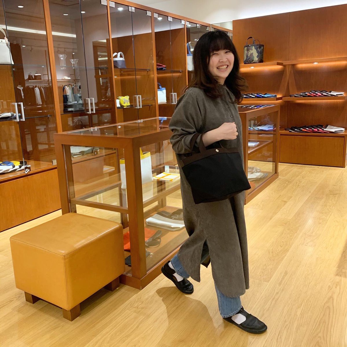 Herve_Chapelier's tweet photo. 【日本橋】
2021.3.24(Wed)☀️
ベーシックで人気のノワール❤︎
再入荷致しました🇫🇷
⬅️#707GP ノワール×ノワール
➡️#707C  ノワール×モカ
☎️03-6225-2842
代引き配送も承ります🚛💨
🌿お知らせ🕊
本日3/24(水)〜31(水)まで
🎁タカシマヤカード会員様
ポイントプラスキャンペーンを開催🎉 https://t.co/HIEOEXSWjM