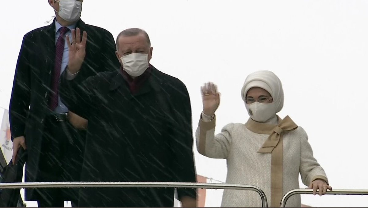Erdoğan kongre salonu dışında toplanan partililere seslendi: 'Kar yağışının tüm mikropları temizlediği bu anlamlı buluşmada hepinizi selamlıyorum'
bbc.in/3smpCsU