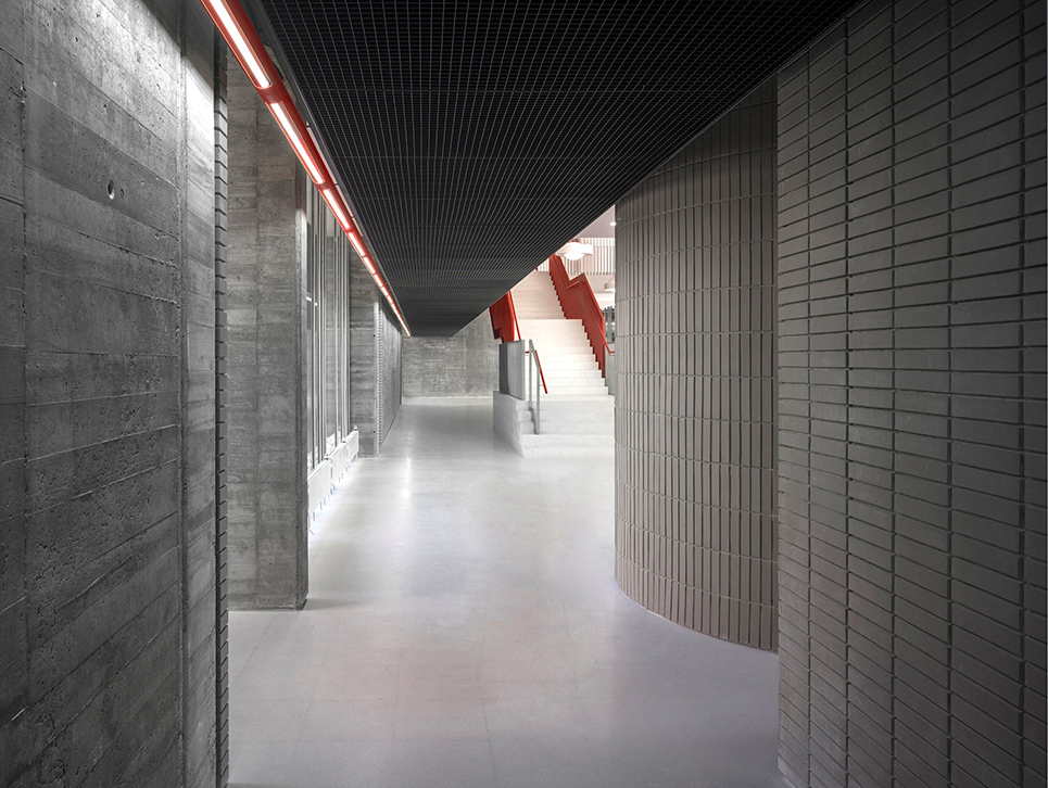 Hispalyt's tweet photo. Instituto en Coria (Cáceres), de @dlandinez +Rey (2016). Los niveles se diferencian por el color: tonalidades plateadas en los inferiores; blanco en los superiores. El centro presenta así una doble construcción que distingue las funciones de cada elemento #miércolesenladrillado https://t.co/07Zyq7l7yX