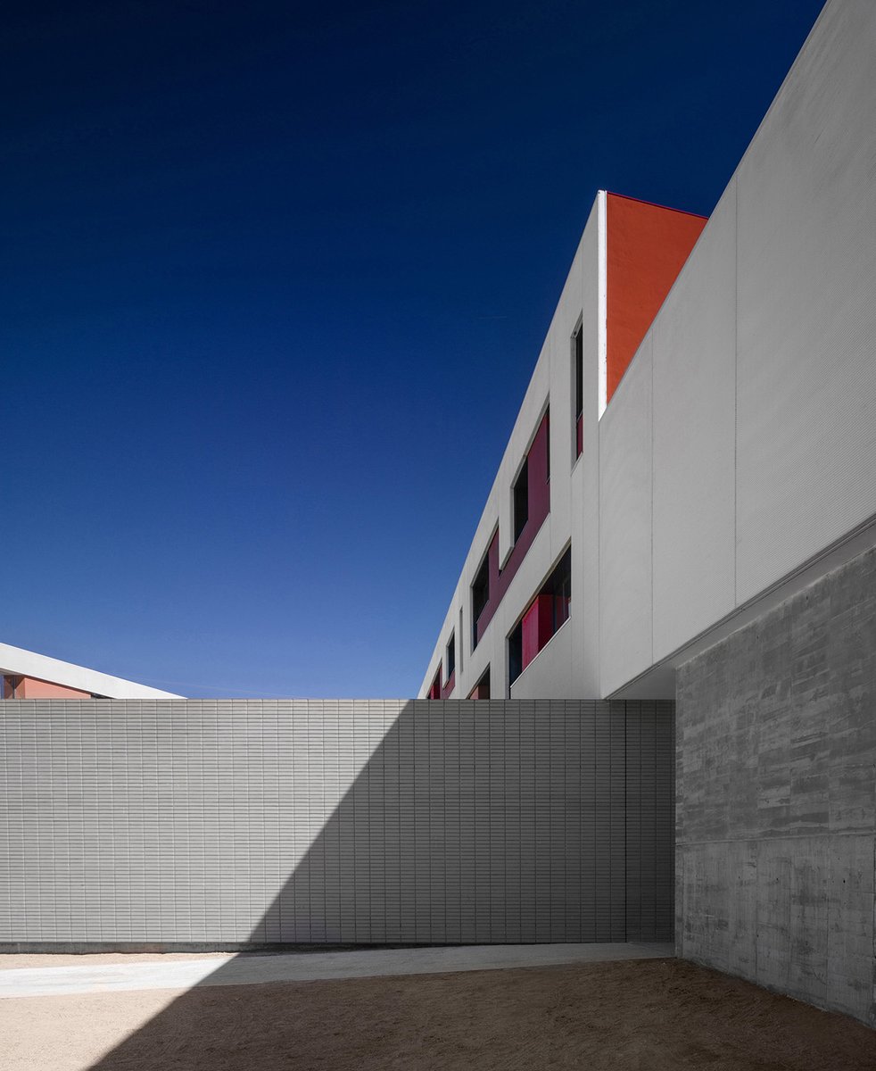 Hispalyt's tweet photo. Instituto en Coria (Cáceres), de @dlandinez +Rey (2016). Los niveles se diferencian por el color: tonalidades plateadas en los inferiores; blanco en los superiores. El centro presenta así una doble construcción que distingue las funciones de cada elemento #miércolesenladrillado https://t.co/07Zyq7l7yX