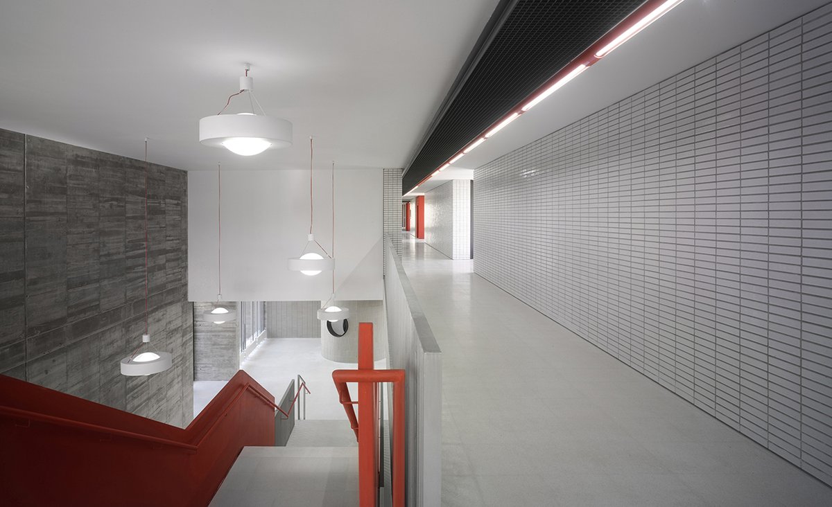 Hispalyt's tweet photo. Instituto en Coria (Cáceres), de @dlandinez +Rey (2016). Los niveles se diferencian por el color: tonalidades plateadas en los inferiores; blanco en los superiores. El centro presenta así una doble construcción que distingue las funciones de cada elemento #miércolesenladrillado https://t.co/07Zyq7l7yX