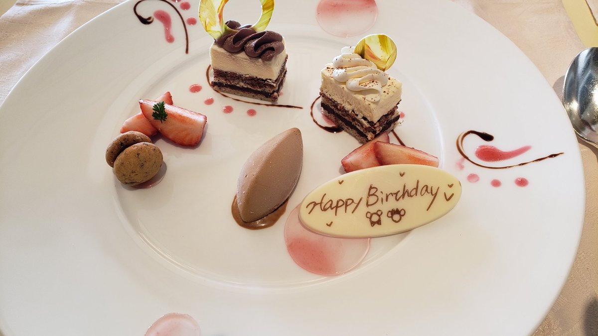 nononogi2's tweet photo. 去年行けなかった誕生日ディズニー❤️
いくつになっても祝ってくれるのが嬉しい😂😂😂 https://t.co/U1t1iH9M7W