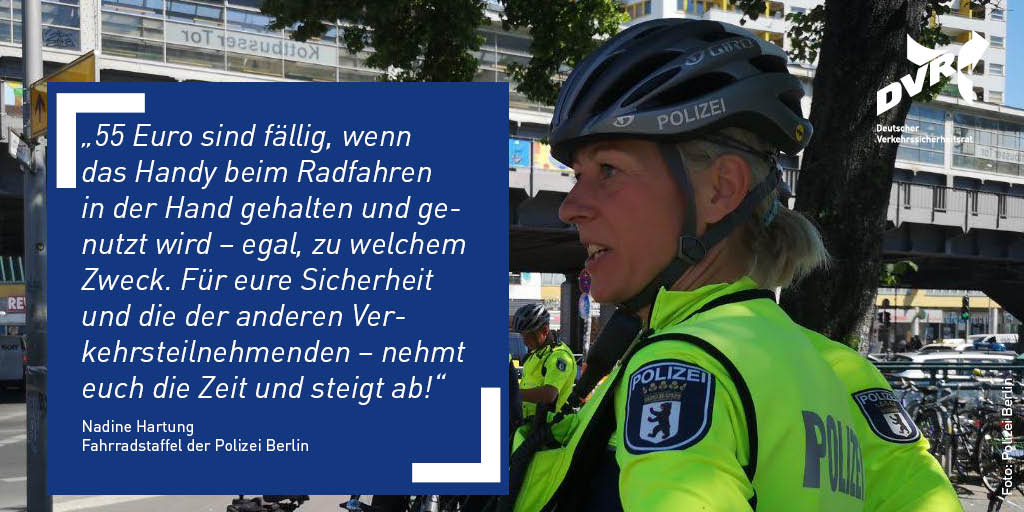 DVR_info's tweet photo. 📱+🚴‍♀️❓ 👉 Ganz klar: Hände gehören beim #Radfahren an den Lenker – NICHT ans Handy📵❗ 
Volle Aufmerksamkeit im Straßenverkehr, damit alle sicher ans Ziel kommen. #SicherAnkommen #Fahrradstaffel  @polizeiberlin https://t.co/V1GoZF9Ue6