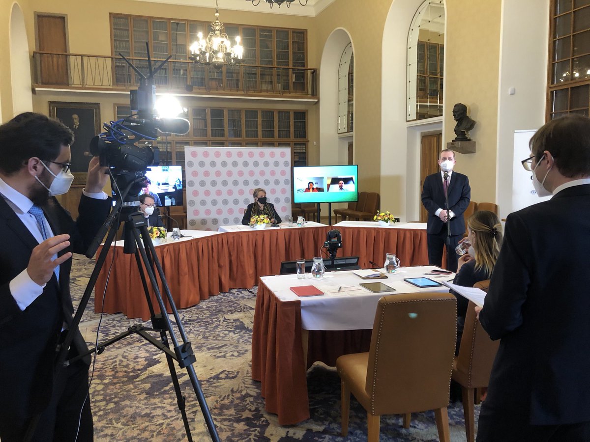 ROK S COVID-19. A JAK DÁL? 
Sledujte konferenci ⁦<a href="/UniKarlova/">Univerzita Karlova</a>⁩ právě teď živě na facebook.com/events/3340183…
🔬👩‍🔬👨‍💼
Jak dál s řešením krize? 
Začínáme tématem vzdělávání, diskutovat bude ministr ⁦<a href="/msmtcr/">MŠMT</a>⁩
Robert Plaga, prof.Radka Wildová a další. ceskoajakdal.cz