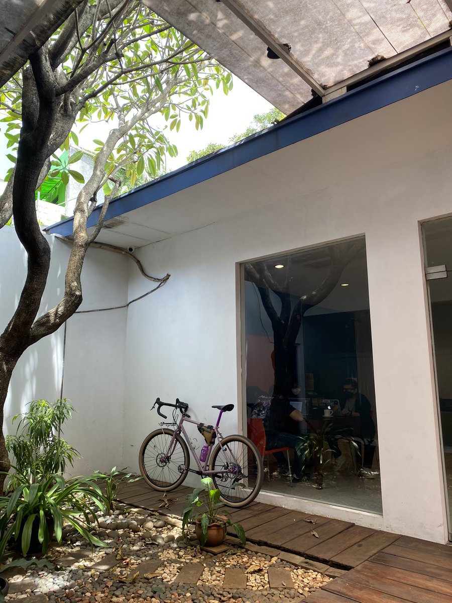 Sepedaan ke tempat vo. Semoga ketek gue masih wangi. Agencynya banyak