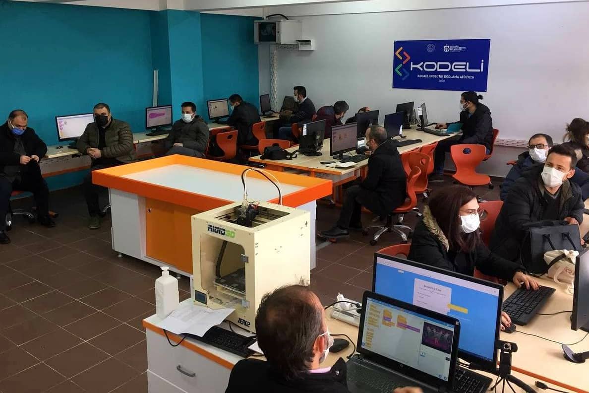 KocaeliBilim's tweet photo. Geleceğin yazılımcılarının yetiştirileceği kodlama atölyelerinde ders verecek olan ögretmenler #KocaeliBilimMerkezi eğitmenleri tarafından eğitime alındı. #KocaeliBilimMerkezi #Kodeli https://t.co/X3DDoJTFwX