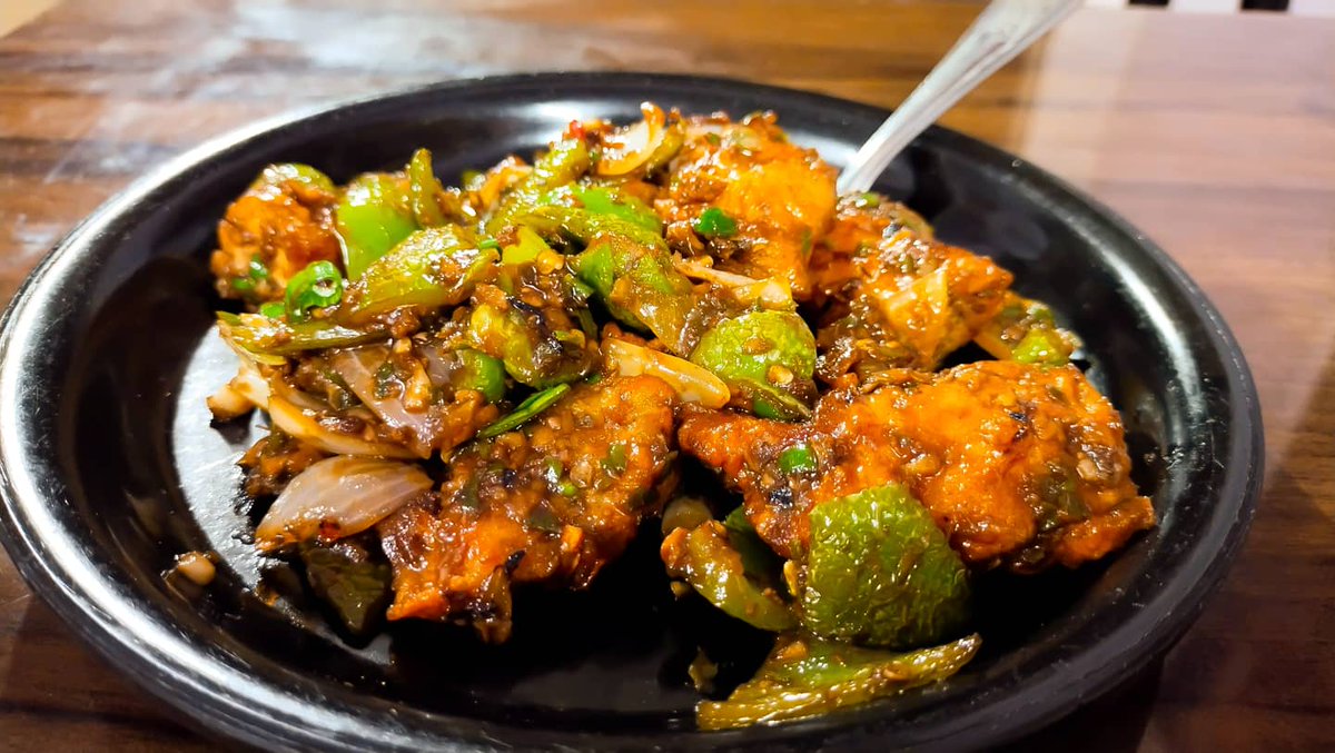 FoodEatTravelR2's tweet photo. Good afternoon mates
Tried Schezwan Food after a long time in Maharashtra Mumbai.β€οΈβ€οΈ
As things are little spicy π₯π₯ here in Maharashtra.
#Vedanshkitchen #food_eat_travel_repeat #foodblogger #foodie #foodlover #foodislife #mixedfriedrice #schezwannoodles #chickenchillidry https://t.co/Xwq5eQW5aq