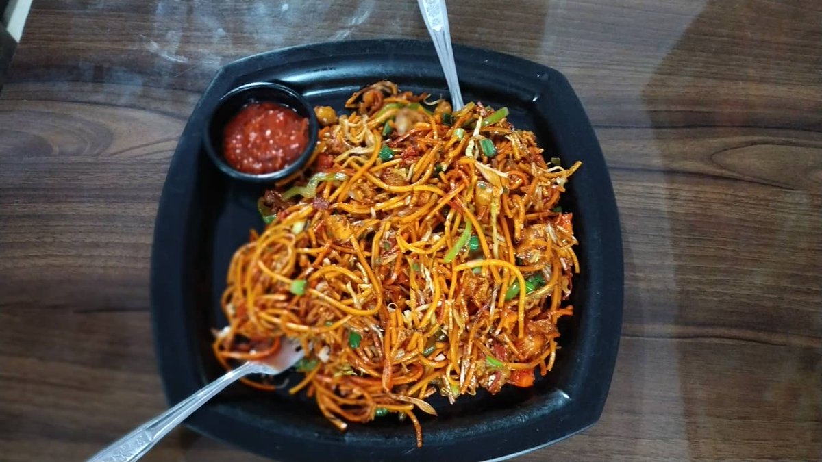 FoodEatTravelR2's tweet photo. Good afternoon mates
Tried Schezwan Food after a long time in Maharashtra Mumbai.β€οΈβ€οΈ
As things are little spicy π₯π₯ here in Maharashtra.
#Vedanshkitchen #food_eat_travel_repeat #foodblogger #foodie #foodlover #foodislife #mixedfriedrice #schezwannoodles #chickenchillidry https://t.co/Xwq5eQW5aq