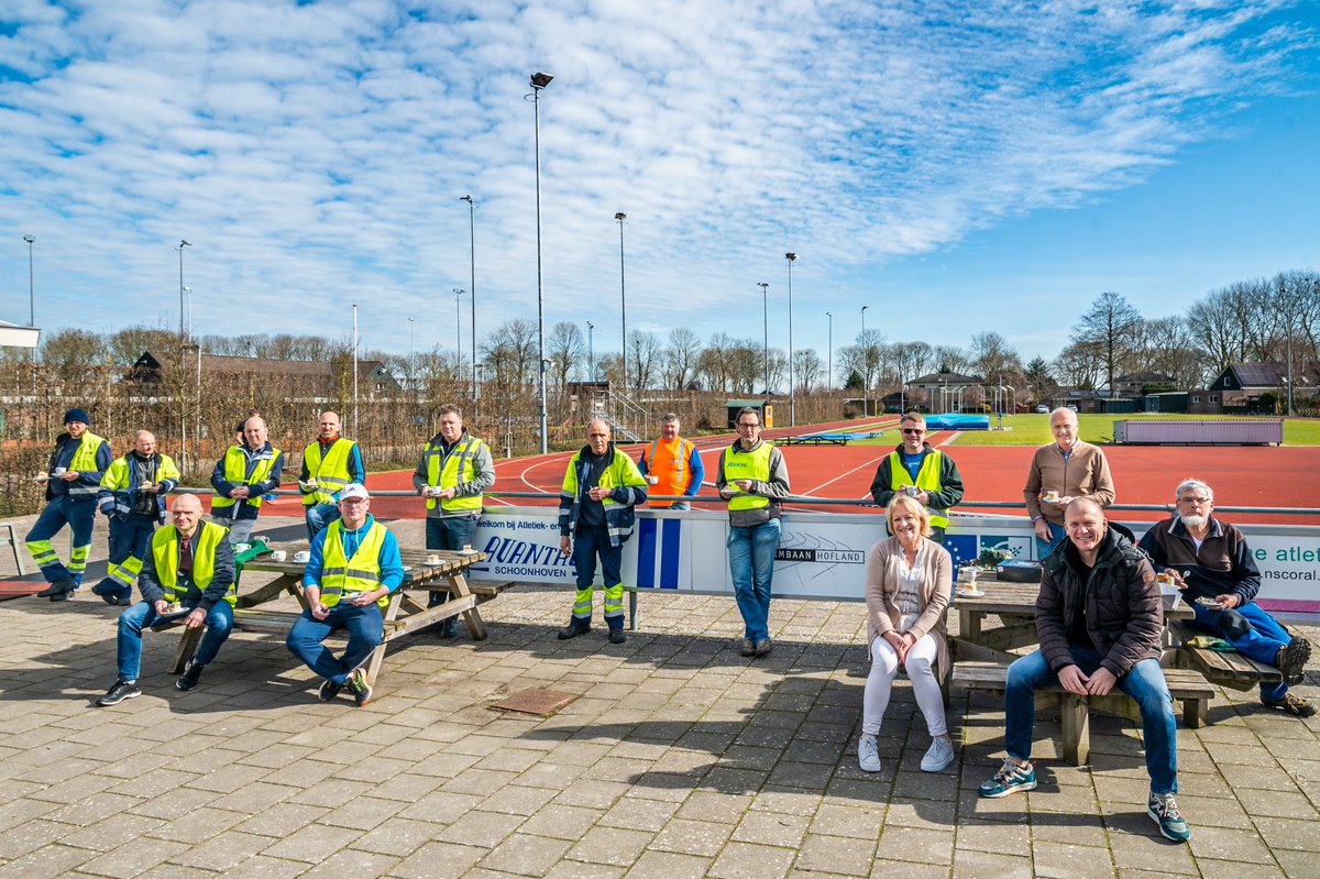 gisteren (23 maart) is er in het Kontakt een mooi stuk gekomen over het initiatief van de BIZ. Als bedankje voor het jarenlange oud papier ophalen is er namelijk taart uitgedeeld aan de leden van de atletiekvereniging Avantri en voetbalvereniging Schoonhoven.