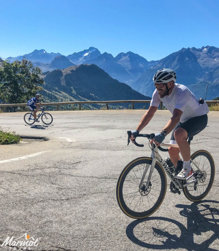 MarmotTours's tweet photo. On the bucket list of many a #cyclist, Alpe d'Huez. Despite 21 hairpins, the avg gradient is 8% so one of the 'easier' climbs on our Alpine Classic Cols trip 😀. Hands up for this summer ✋#marmottours #roadcycling #cycling #cyclehuez #bookwithconfidence
https://t.co/Xp9whYcaDa https://t.co/JTXaZPiJCz