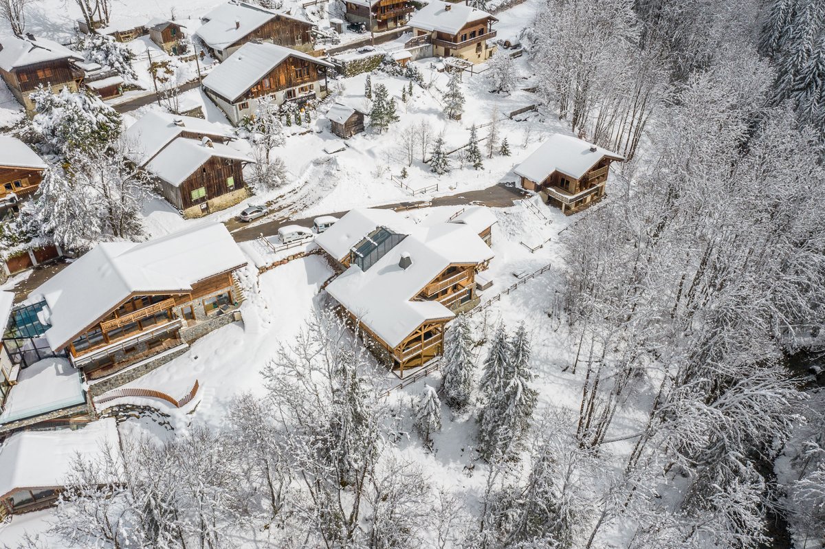 And who would like to wake up to the tranqil sound of the river and woodlands surrounding Chalet Foret D'Argent ? mountainheaven.co.uk/resorts/france…