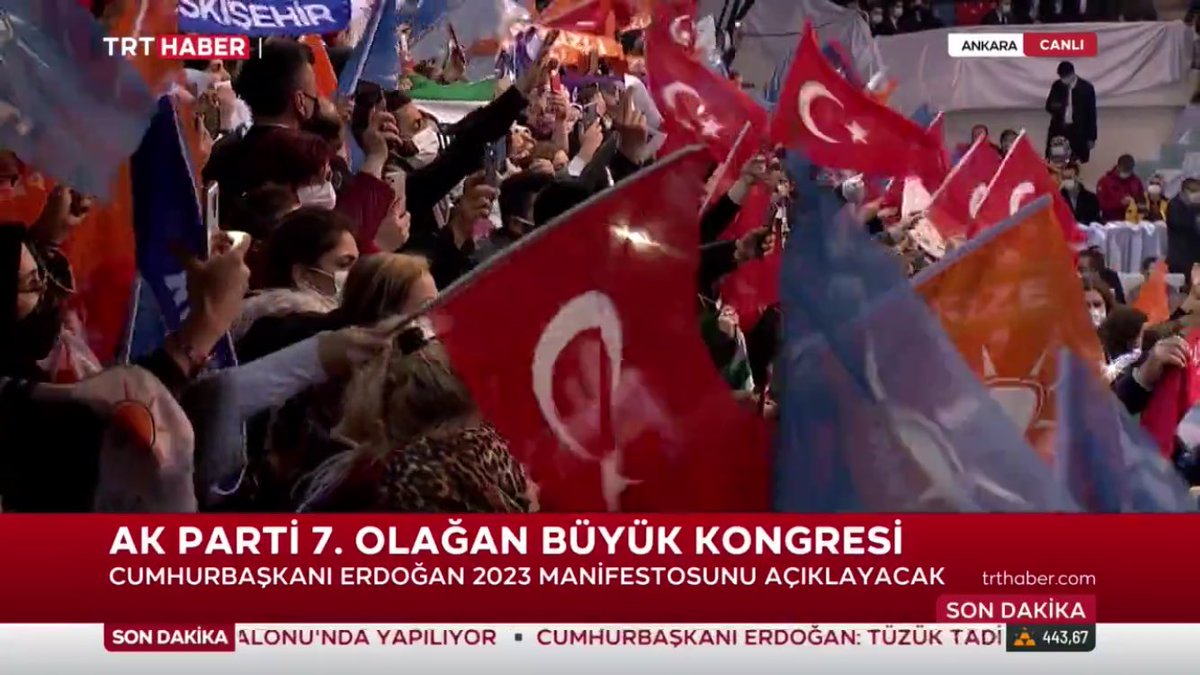 theburaakk's tweet photo. Biz 1 senedir virüs geçsin diye evlerimizde oturuyoruz. Tam virüs geçiyor diyecekken şu görüntülere ev sahipliği yapıyorsunuz! Akşama Twitter’a yazarsınız artık “İşyerlerinde maske takılmıyormuş. Sosyal mesafeye ve maske takmaya özen gösterelim.” diye. AYIP YAHU! @drfahrettinkoca https://t.co/WcXBbK3uIJ