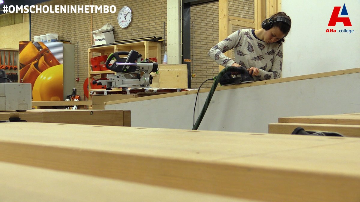 🪚🔨'Ik heb het gevoel dat ik echt een bijdrage lever.' Een portret van Sarah Lemanschik😀. Ze wil graag buiten zijn en kiest er na haar werk als data-analist voor om aan de slag te gaan als timmerman👉youtu.be/27H85lmUUzY #LevenLangOntwikkelen #LLO #omscholeninhetmbo