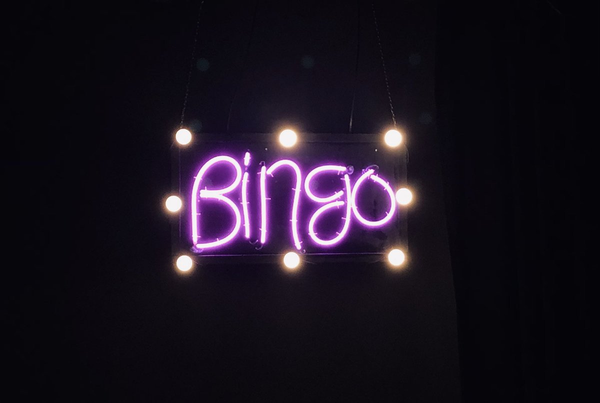 anasanabrias's tweet photo. Todos los viernes encendemos este cartel en @TeatrosLuchana y repartimos cartones y se juega al bingo y se reparten premios mientras se ve teatro y 💗 https://t.co/NDqok3Ih7y
