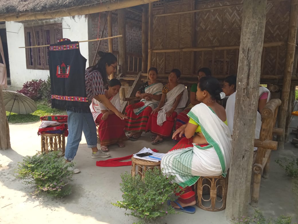 Impulse_Empower's tweet photo. Phase 2 Workshop, Day 2: Weavers from Baligaon learning Photography/Videography, Social-Media, and finance management skills at the Co-creation Workshop #ImpulseModel #RuralFutures @ImpulseNGO Partner @naturenomics, Co-brand @ElephantCountry Supported by @inBritish
 #SDGs https://t.co/x4PVy9hyQL