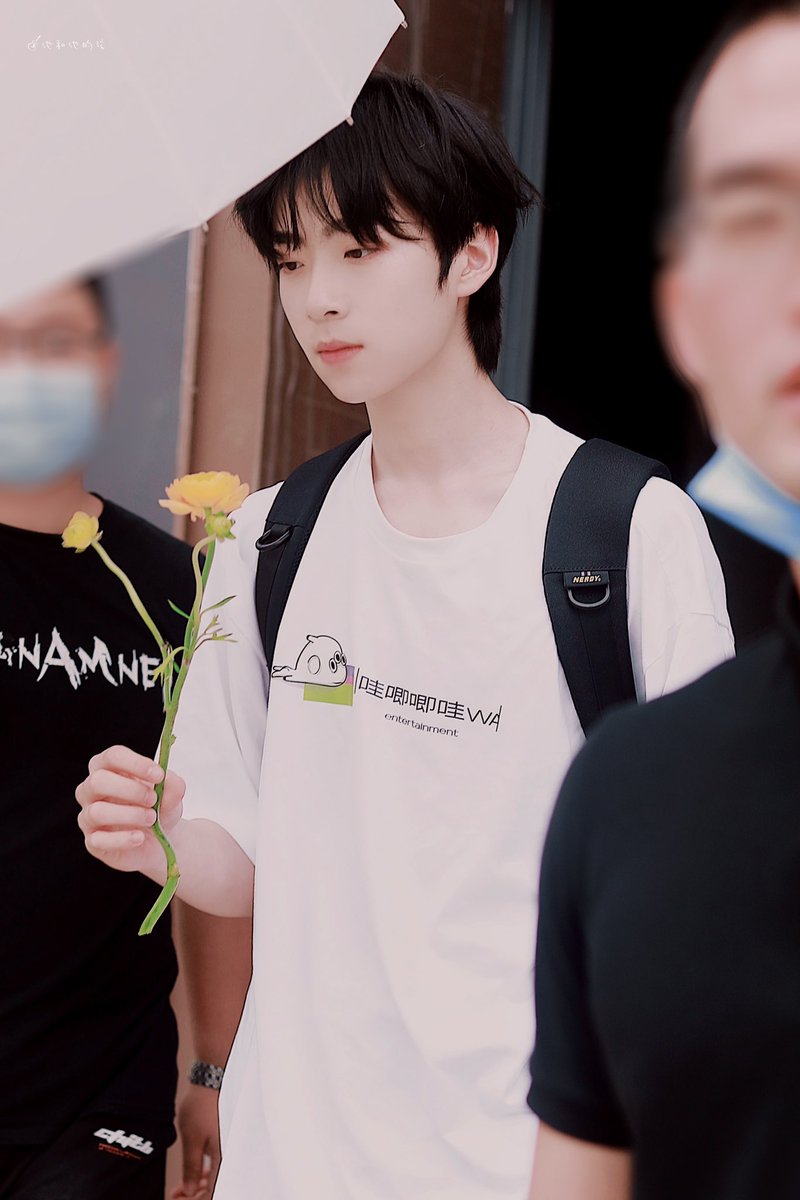 JIATODAYUAN's tweet photo. -

📷 24.03.2021

เลิกงานพร้อมกับดอกไม้ในมือ 🌼
Ⓒ他和他的弦｜张嘉元

 #จางเจียหยวน #ZhangJiayuan #张嘉元

₊˚✧ https://t.co/Sn3Jv9PGUN
