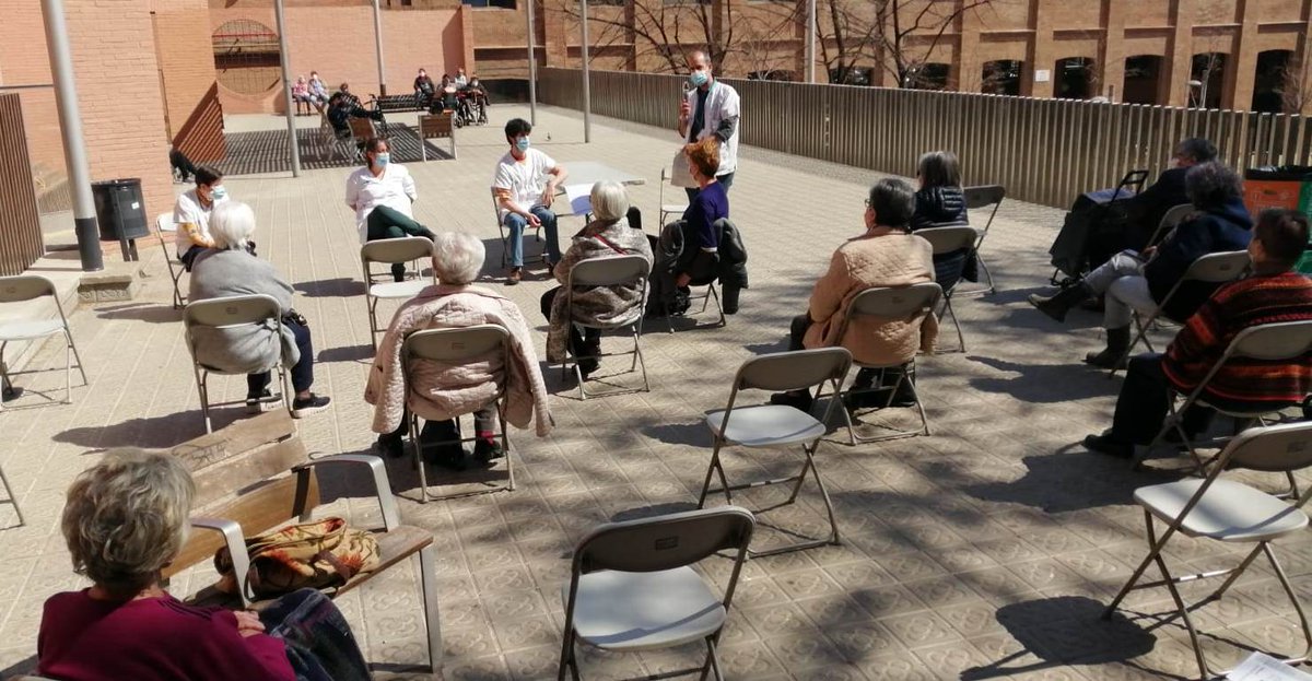 primariaicscat's tweet photo. El #CAPPareClaret s'ha apropat avui a la ciutadania per resoldre dubtes sobre com poden accedir a serveis i a professionals del centre, en un cicle de xerrades informatives organitzades amb la Taula de Salut Benestar i Barri de @Bcn_Gracia 
https://t.co/tUY1HvhJvE https://t.co/iN3AtWUCdJ