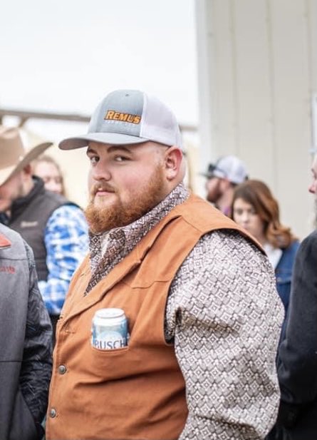 BrodieJackson4's tweet photo. I’m thinking ⁦@BuschBeer⁩ should consider sponsoring me for this up coming wedding season. Also I need a date for this upcoming wedding season https://t.co/fgcS9S56ku