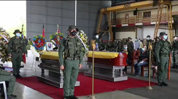 Gerardo4fPsuv's tweet photo. El Ministro de la Defensa @vladimirpadrino  en nombre del Pdte @NicolasMaduro  ascendió post mortem a los soldados caídos en combate en defensa de la Patria:

◾Teniente Coronel Edward Corobo.
◾Capitán Jonathan Duarte.

¡Honor y Gloria a nuestros valientes soldados!🇻🇪 https://t.co/1ZgMutWLdR