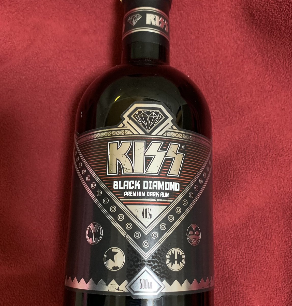 yuzi00015's tweet photo. ご褒美②  🥰🥃
#KISS #DarkRum
#BlackDiamond 
#RumCoke https://t.co/VRnDggJQt5