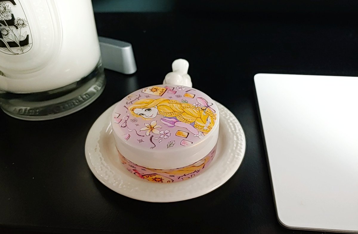 몇년 전.. 행사장에서 항상 다정하게 챙겨주시던 분이 주셨던 클리어 오일 크림ㅜ.ㅠ (어떻게 라푼젤 제일 좋아하는데 따악 라푼젤!!) 이거 넘 좋아서 지금껏 애껴쓰다가... 다시 구할 수 없단 사실에 쪽끔.울기..