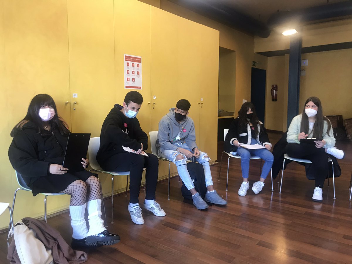 Ta_ryn22's tweet photo. L’alumnat de 1r #Batxi visita el @mhistoriacat per descobrir els conflictes dels primers anys del segle XX. 
Hem jugat a ser periodistes, obrers, burgesos, terratinents!! 
Ens ha encantat!! 📜🗞📰
@MNACTEC 
@aliancesmagnet 
@educaciocat https://t.co/pCQKUjIEef