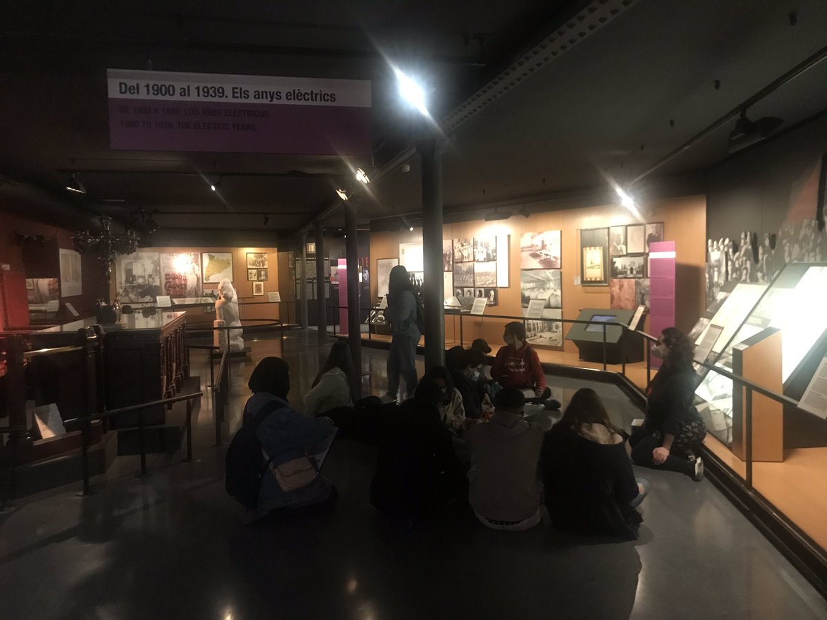 Ta_ryn22's tweet photo. L’alumnat de 1r #Batxi visita el @mhistoriacat per descobrir els conflictes dels primers anys del segle XX. 
Hem jugat a ser periodistes, obrers, burgesos, terratinents!! 
Ens ha encantat!! 📜🗞📰
@MNACTEC 
@aliancesmagnet 
@educaciocat https://t.co/pCQKUjIEef