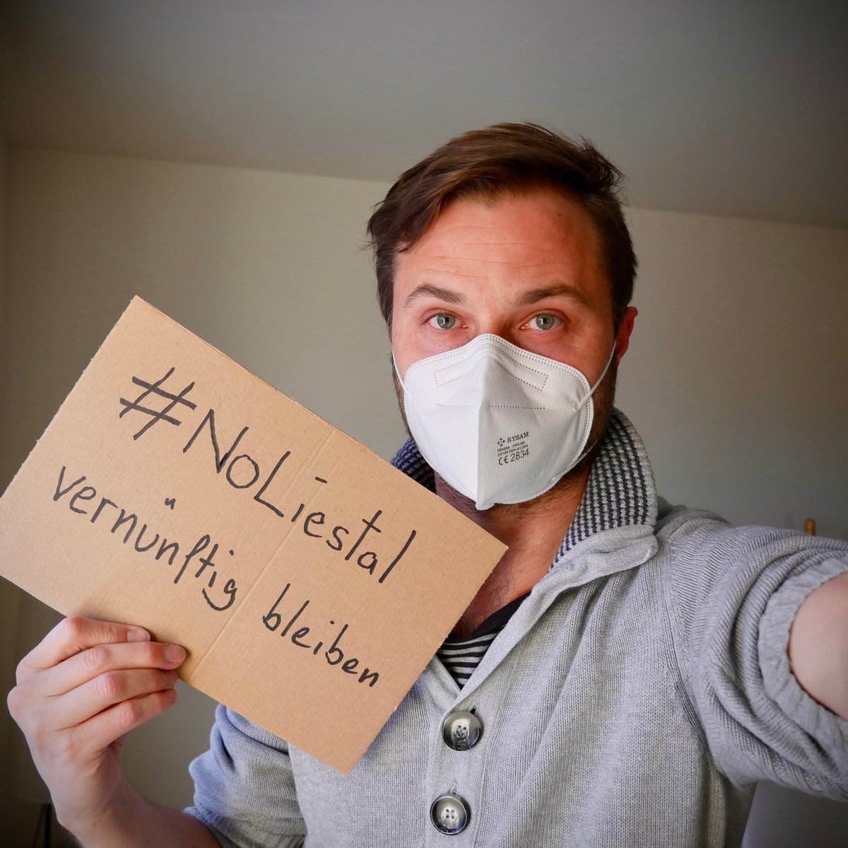 NilsAlthaus's tweet photo. Ich demonstriere, aber ohne andere anzustecken.
Für frühe und wirksame Massnahmen. Für Masken. Gegen weitere Wellen. Gegen die Rücksichtslosigkeit von Liestal.
Demonstrierst du mit?

Dann schreib #NoLiestal zu deinem Bild dazu.
Die Vernünftigen sind mehr.

#NoCovid 
#NoAltdorf https://t.co/N60phSoOKs