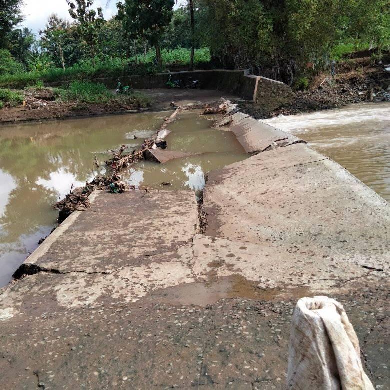thand_th's tweet photo. Sedihnya aku, Jalan alternatif yang pada akhirnya roboh. Akses yang paling cepat menuju ataupun pulang. Sekarang musti muter dan membutuhkan waktu yg lebih lama 😥 https://t.co/VeGQ01doSQ