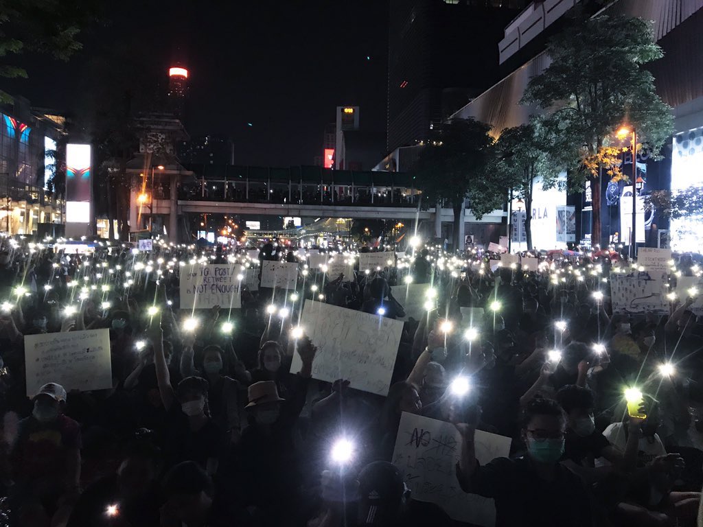 _tnwsrp's tweet photo. บรรยากาศแบบนี้ไม่ค่อยพักหลังๆจากม็อบ พอได้เห็นจึงรู้ว่าเป็นอีกวันที่หลายคนไม่เจอความรุนแรงเป็นอีกวันที่ความหวังของทุกคนอยู่รวมกันต่อสู้เพื่อความฝันในอนาคตข้างหน้า จดจำทุกความรู้สึกและเขียนไปทุกถ้อยคำในใจ เสียงของเรามีความหมายจริงๆ ขอบคุณนะ.
#ม็อบ24มีนา #เพราะประเทศนี้เป็นของราษฎร https://t.co/Pg86b8pq0v