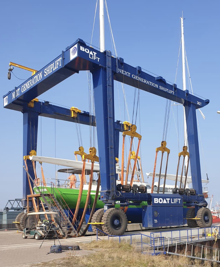 GWaddenzee's tweet photo. NG Shipyards laat vandaag de Ecolution weer te water! Binnenkort vindt de eerste echte proefvaart plaats! De H2 Ecolution is vlaggenschip/aanjager van het gebruik van groene waterstof op het Wad en in de Waddenzee havens.

#programmagreenshippingwaddenzee #greenshippingwaddenzee https://t.co/YHGcS7BpvO