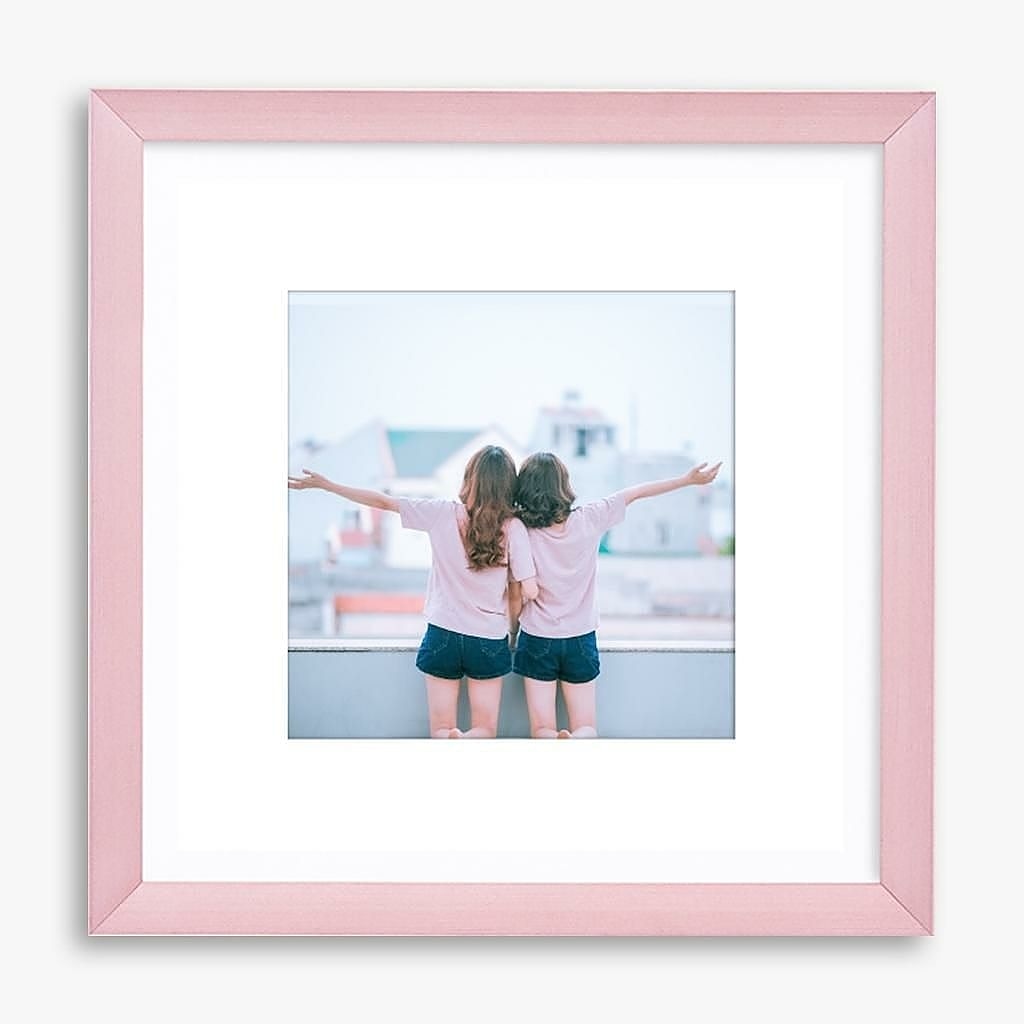 Memorywall_us's tweet photo. Best times with you have always been the rosiest! Create a special frame for your bestie. Tag a bestie to this post!

#photoframes #frames #giftideas #homedecor #photography #giftsforhim #gifts #photoframe #giftsforher #handmade #art #handmadegifts #customisedgifts #frame #love https://t.co/VFzb0ma5zw