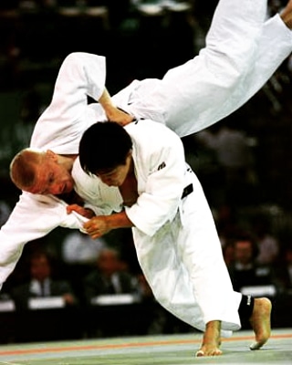 diegoap_91's tweet photo. Hoy ha fallecido un genio. Fue un Judoka que cambió la forma de entender, de hacer y de entrenar Judo. Uno de esos "locos" a los que siempre he defendido y defiendo, un tío que empezó a hacer un Judo distinto, rompedor. Toshihiko Koga siempre será leyenda de nuestro deporte. https://t.co/nS9fQiERB4